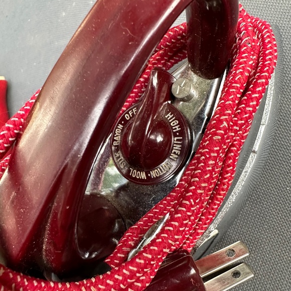 Vintage 1960's Travel Iron with red vinyl travel zip case AND original paperwork - Picture 2 of 15